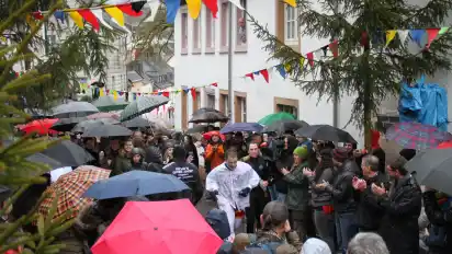 Der Läufer ist zurück im Dorf: Die Zuschauer feuern den Junggesellen an.