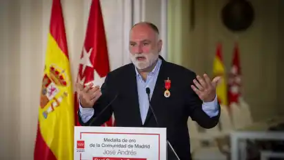Für sein soziales Engagement erhielt José Andrés viele Auszeichnungen. Hier bedankt er sich für die „Medalla de Madrid“.