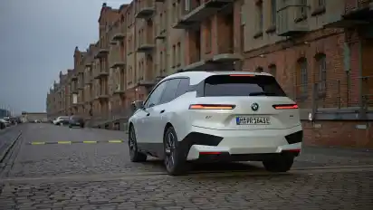 Großer Speicher trifft großen Speicher: Der BMW ix xDrive50 mit seinem 108 kWh großen Akku vor dem Speicher XI in der Bremer Überseestadt.