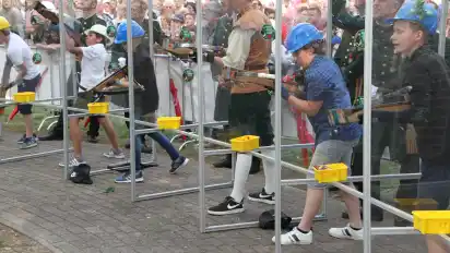 Nur Jungen bis 14 Jahre können derzeit beim Kinderschützenfest der Wildeshauser Gilde (hier ein Archivbild von 2019) mit der Armbrust auf den Papagoy schießen.