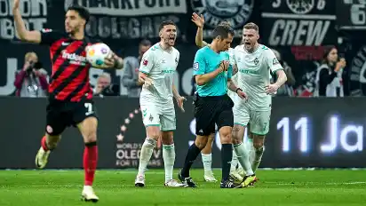 Gegen Eintracht Frankfurt sah Marvin Ducksch (rechts) mal wieder wegen Meckerns die Gelbe Karte, auf ein Tor wartet der Angreifer des SV Werder Bremen dagegen bereits seit einigen Wochen.