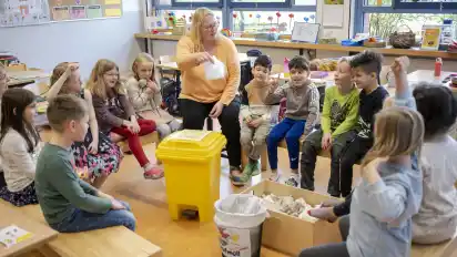 Die Luise-Chevalier-Schule in Syke wird zur Umweltschule. Dafür haben sich Schülerinnen und Schüler sowie Lehrkräfte bei einem Projekttag mit dem richtigen Umgang mit Rohstoffen und nachhaltiger Mobilität beschäftigt.