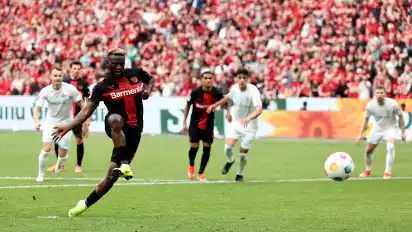 Leverkusens Victor Boniface erzielt das Tor zum 1:0 per Elfmeter.