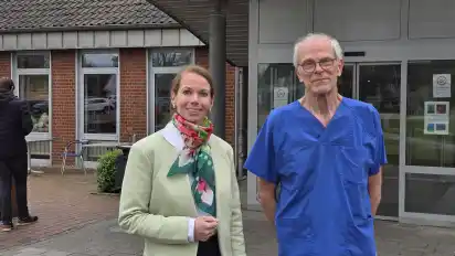 Krankenkausleiterin Doris Sonström und der Chefarzt der Inneren Abteilung, Kardiologe Jürgen Heuser, starten eine Vorsorgekampagne gegen Schlaganfall