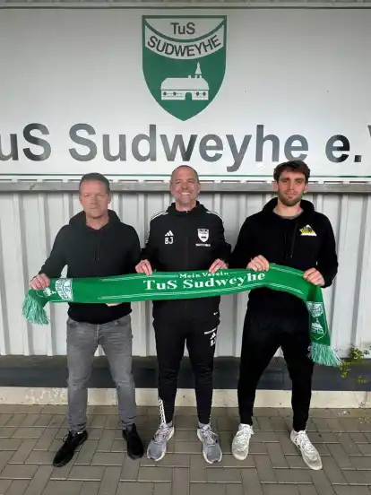 Freuen sich auf die künftige Zusammenarbeit beim TuS Sudweyhe (v.l.): Thomas Baake, Benjamin Jacobeit und Marlon Reyher.