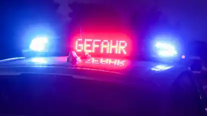 Der Hinweis „Gefahr“ leuchtet auf dem Dach eines Einsatzwagens der Polizei.