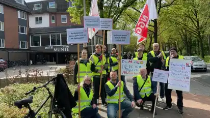 Die Gewerkschaft NGG protestiert vor dem Hotel Munte. „Es muss schon einiges passieren, bevor die Beschäftigten aus dem Gastgewerbe ihren Arbeitsplatz verlassen und sagen, dass es reicht“, sagt NGG-Gewerkschaftssekretärin Iris Münkel.