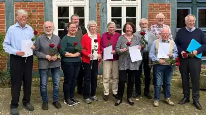 Setzen sich für die Demokratie ein: Wilhelm Wesselhöft (von links), Werner Pfingsten, Ulrike Mauß-Erdmann, Jens Erdmann, Erika Schröder, Marie Hase-Bergen, Ingrid Kluth, Christian Hüffmeier, Klaus Bönkost, Albert Meierdierks und Uwe Kempf.