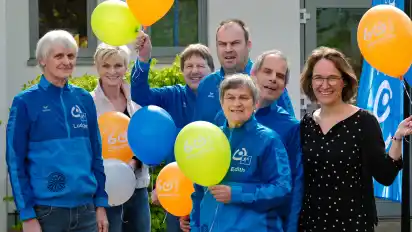 Trainer Ludger Norrenbrock (von links), Vorstandsvorsitzende Birgit Gödeker, Geschäftsführerin Tina Cappelmann (rechts) und Teilnehmer freuen sich auf den ersten City-Lauf.