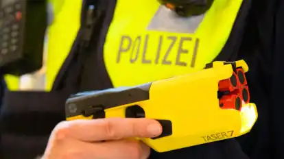Gegen eine randalierende, mit einem Messer bestückte Frau musste die Bremer Polizei einen Taser einsetzen. (Symbolbild)