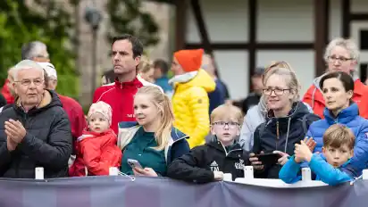 Die Zuschauer feuerten die Läufer vom Streckenrand aus kräftig an.