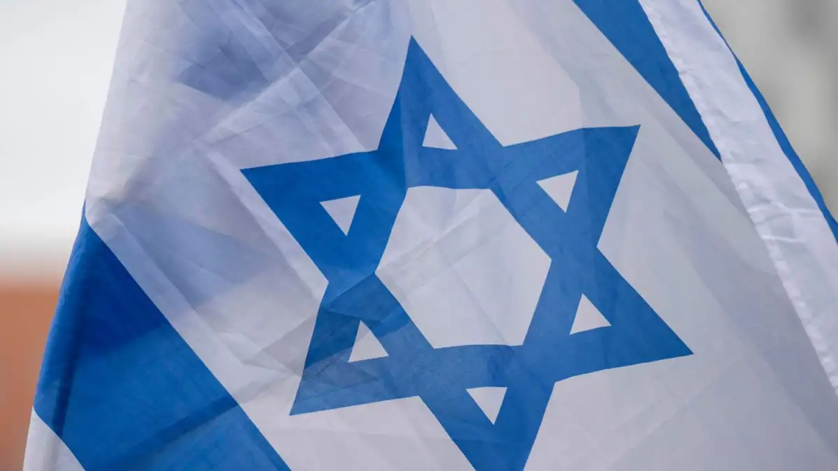 Fahne entrissen, antisemitisch beleidigt: Polizei stellt 28-Jährigen