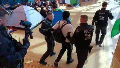 In der Glashalle der Bremer Universität errichteten Aktivisten ein Protestcamp. Aktuell werden die Protestierenden abgeführt.
