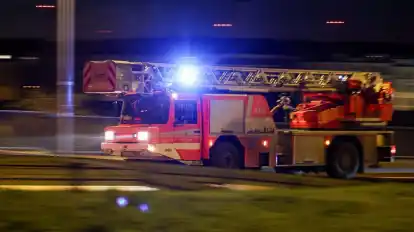 Ein Löschfahrzeug der Feuerwehr fährt zu einem Einsatzort (Symbolbild).