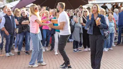 Wenn das Wetter mitspielt, ist die Stimmung beim Summer in the City auf dem Marktplatz in Kirchweyhe meist ausgelassen.