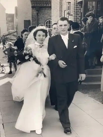 Helga und Günther Sundmacher bei ihrer Trauung 1954 vor der Findorffer Kirche.
