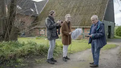 Wolfgang Wortmann (von links) und Ralf Weber interviewen Heinz Riepshoff für den Film zum neuen Projekt der Geschichtswerkstatt.