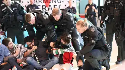 Polizisten haben vor einer Woche ein Protestcamp pro-palästinensischer Aktivisten an der Universität geräumt. In der Innendeputation berichtete die Polizei über den Einsatz.