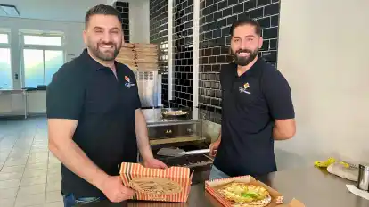 Die Brüder Ilyas und Maslow Cakmak (v.l.) eröffnen einen neuen Pizza-Laden in Borgfeld. ”Teigtraum” heißt das Start-up, das zunächst als Lieferservice startet.