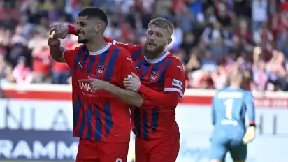 Eren Dinkci feiert seine Tore gegen Köln.