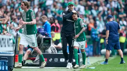Werder-Trainer Ole Werner herzt Leonardo Bittencourt.
