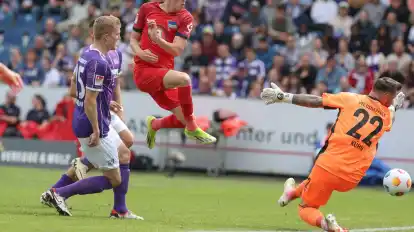 Osnabrücks Torwart Philipp Kühn (r) kassiert den Treffer zum 0:1 durch Herthas Torschützen Palko Dardai (M).