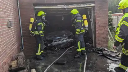 Laut Feuerwehr geriet das Auto in der Garage in Brand.