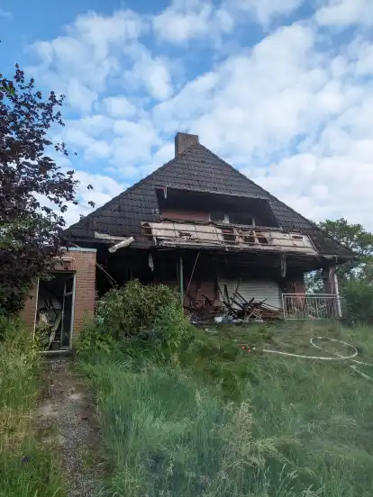 Neben der Garage wurden laut Feuerwehr ein Balkon, eine Terrasse und Innenräume von den Flammen beschädigt.