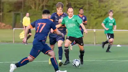 Mit Dirk Dennis Lampe (grünes Trikot) fällt der beste Torschütze des SC Weyhe aus.