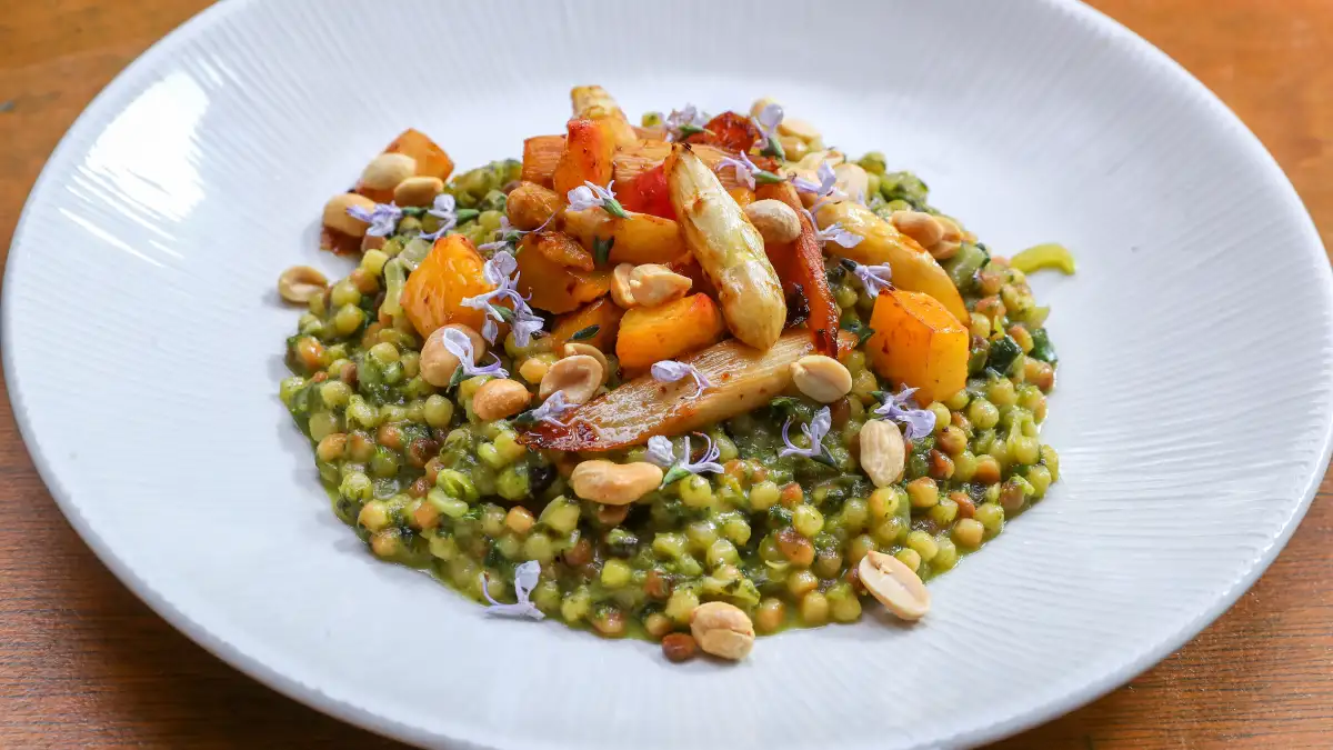 Bärlauchpesto trifft auf Pfirsich und Spargel: Risotto-Rezept