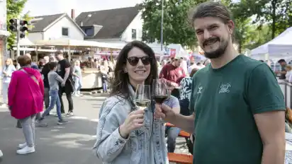 Marina Lopez und ihr Mann Til genossen die Atmosphäre auf dem Weinfest.
