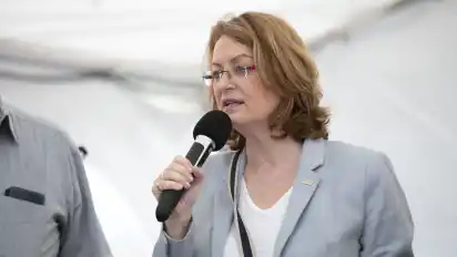 Bürgerschaftspräsidentin Antje Grotheer eröffnete das Borgfelder Weinfest im Ortskern.