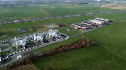 Die Visualisierung zeigt, wie die neue Verdichterstation (rechts im Bild) aussehen soll.