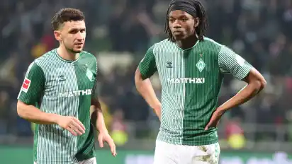 Bleibt offenbar bei Werder: Skelly Alvero (re.).