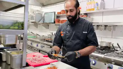 Siva Nallathampi, Küchenchef im El Toro in Delmenhorst, bereitet Hähnchenspieße in der Küche des Restaurants vor.