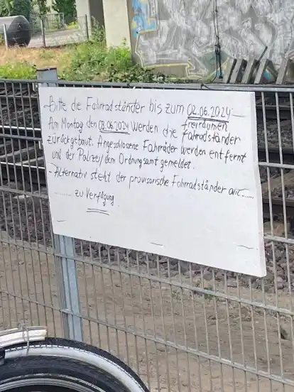 Dieses handgeschriebene Schild unter der Brücke am Bahnhof Schönebeck forderte dazu auf, den Fahrradständer freizuräumen. Die Bahn wird das beauftragte Unternehmen nun um einen neuen Aushang bitten.