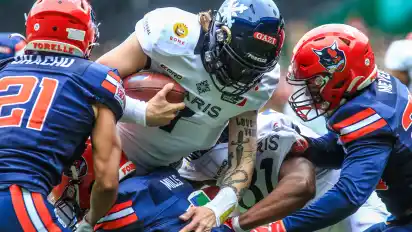 Achtung, Quarterback im Anmarsch: Der Pariser Spielmacher Zach Edwards ist von den Hamburgern nur schwer aufzuhalten.