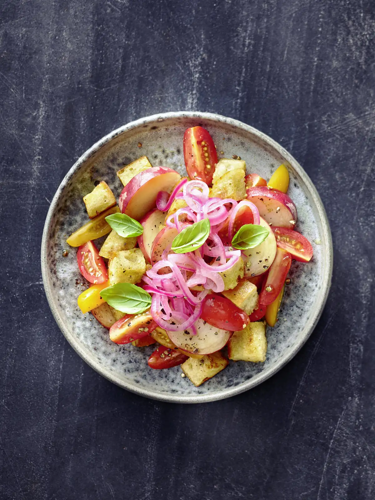 Vegetarisches Rezept: Brotsalat mit Pfirsichen und reifen Tomaten