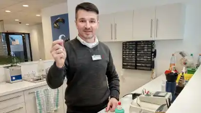 Anatoly Weiß macht bei Hörakustik Schmitz eine Umschulung zum Hörgeräteakustiker.