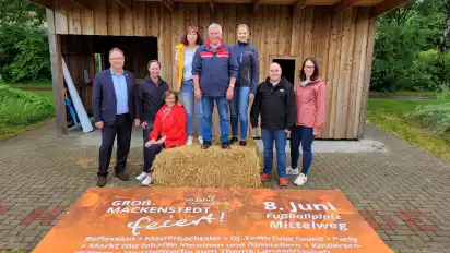 Freuen sich auf das Ortsteilfest in Groß Mackenstedt (von links): der Stuhrer Bürgermeister Stephan Korte, Rudolf Hesekamp und Angelika Dethlefs vom DRK Heiligenrode/Groß Mackenstedt, Sabine Sparkuhl vom Schützenverein Malsch, Heinrich Ahlers, Melina Waßmann und Nils Gräper von der Feuerwehr sowie Frauke Wulf (Kulturbeauftragte bei der Gemeinde Stuhr).