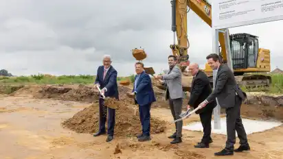 Der symbolische erste Spatenstich für das neue Zentralklinikum Borwede ist getan (von links): Landrat Cord Bockhop, Gesundheitsminister Andreas Philippi, Twistringens Bürgermeister Jens Bley, Kliniken-Geschäftsführer Uwe Lorenz und Matthias Ludes von der Planungsfirma griffen beherzt zum Spaten.