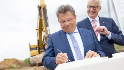 ”Wir machen Zukunft”, diesen Spruch schrieb Minister Andreas Philippi (vorne) ins Goldene Buch, sehr zur Freude von Landrat Cord Bockhop.