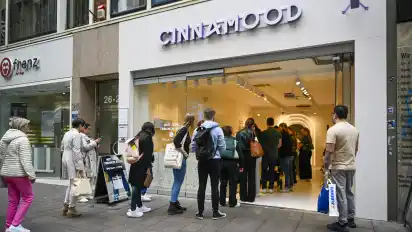 Die Mitarbeiter von "Cinnamood" sind nach Angaben des Inhabers derzeit von morgens bis abends beschäftigt. Kundinnen und Kunden müssen oft Wartezeit mitbringen, bis sie Zimtschnecken kaufen können.