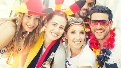 Wer keine Lust auf Fußball hat, sollte sich während der EM schleunigst in den Urlaub verziehen, und zwar weit weg.