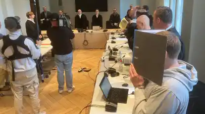 Drei Angeklagte, sechs Verteidiger und die anderen Prozessbeteiligten – volles Haus im Landgericht beim Mordprozess um eine zerstückelte Leiche.
