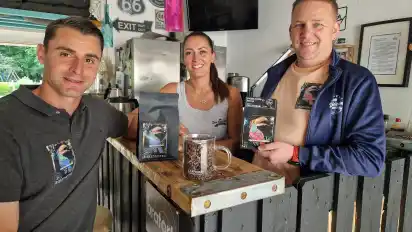 Verbringen viel Zeit zusammen: Fußball-Profi Sebastian Mielitz (von links) ist eng mit Maren Oltmann-Janßen und Dennis Oltmann-Janßen befreundet, die seit vergangenem Jahr ihren eigenen Kaffee vertreiben.