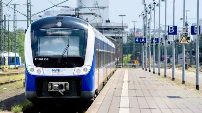 Mehrere Streckensperrungen machen den Pendlern am Montag das Leben in Bremen schwer.