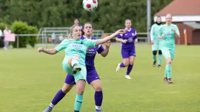 Neu in der Liga sind die SG Bruchhausen-Vilsen/Martfeld um Farina Rehders (hinten) und der TSV Bassum mit Michelle Spitzer.