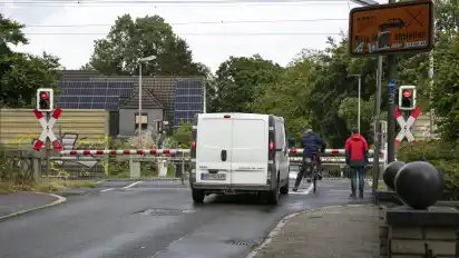 Der Bahnübergang an der Grambkermoorer Landstraße: Auch hier müssen die Bürgerinnen und Bürger oftmals lange an den geschlossenen Schranken warten.
