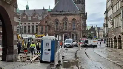 Nach einem Wasserrohrbruch in der Oberstraße ist die Feuerwehr im Einsatz.